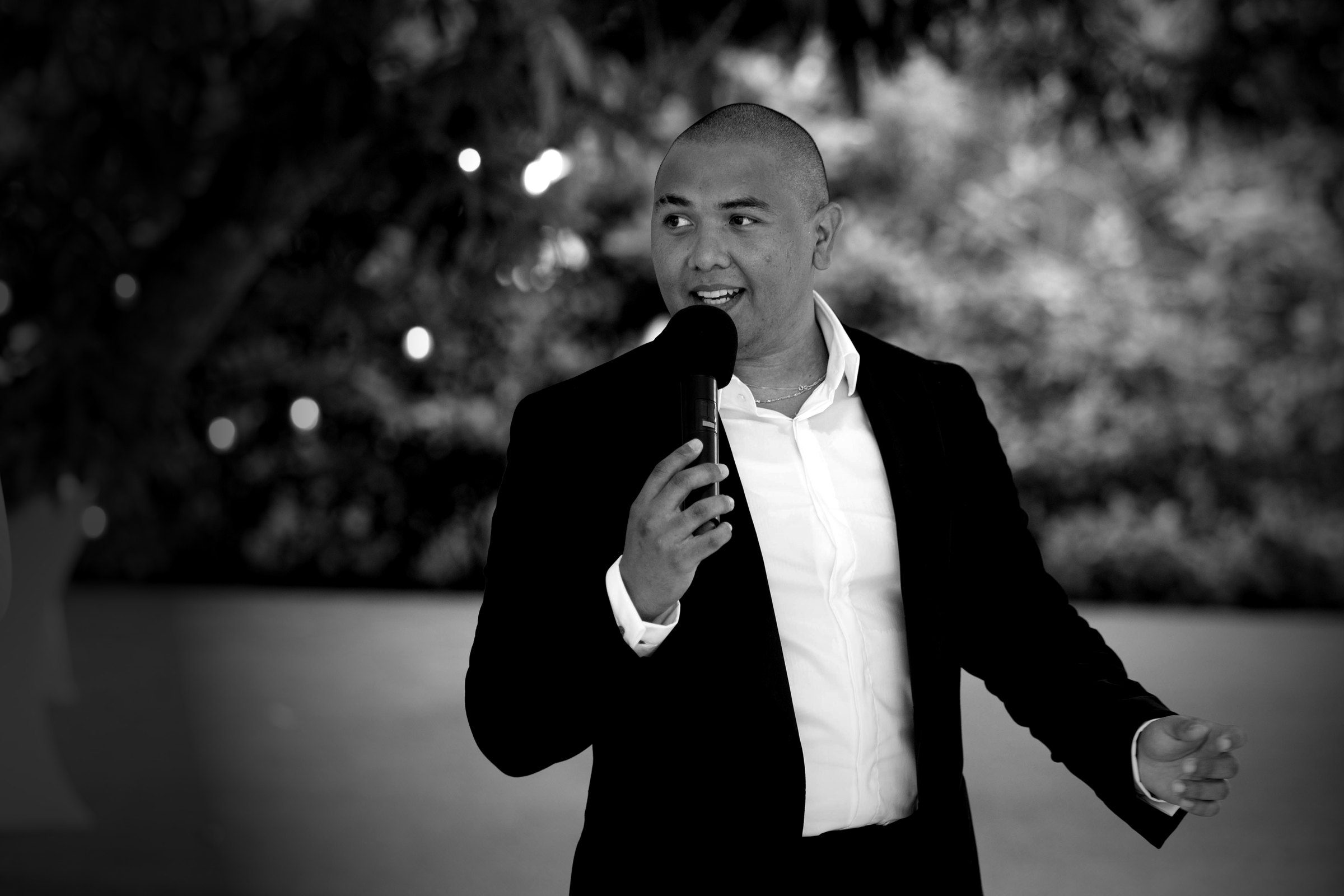 Chino Maestre singing